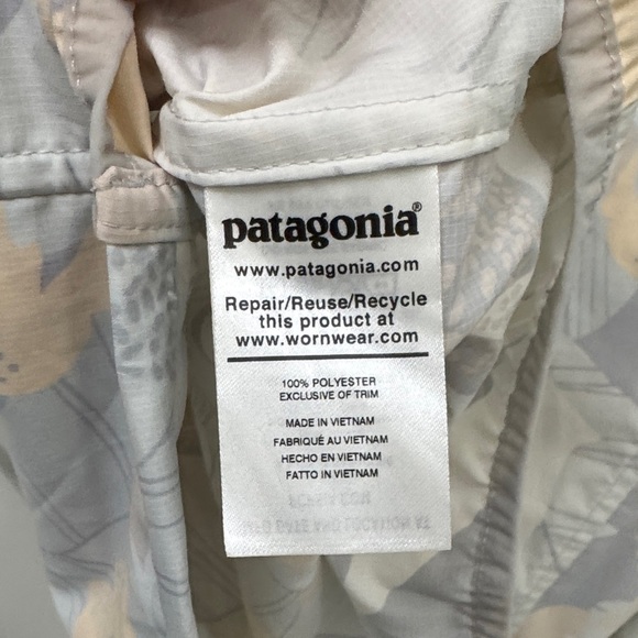 Patagonia Women's Patterned Cream and Gray Bajadas Hoody Rain Jacket - Picture 7 of 7